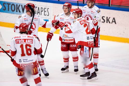 Troja/Ljungbys Joakim Hillding jublar med lagkamrater