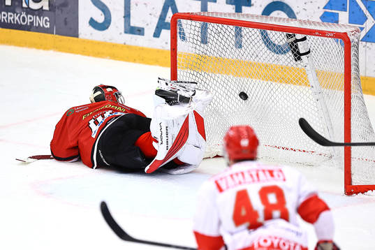 Mål 2-2 förbi Vita Hästens målvakt Adam Ohre