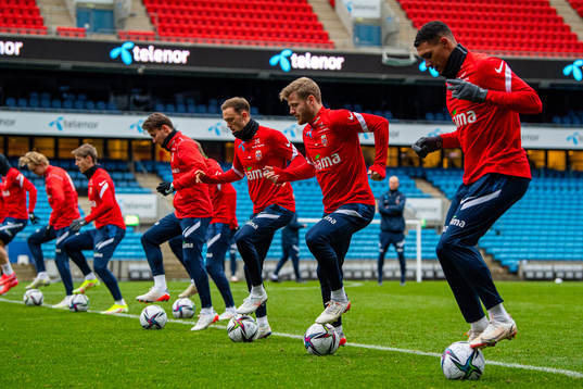 Fredrik Midtsjø, Ruben Gabrielsen and players of the