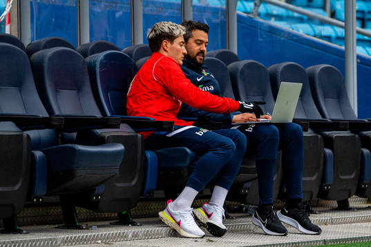 Mathias Normann and Bernardo Cueva, tactical statistician