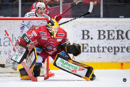 Moras Bobby MacIntyre och Modos målvakt Henrik Tikkanen