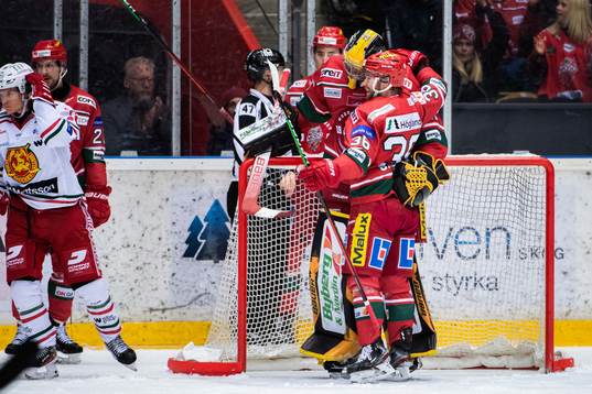 Modos målvakt Henrik Tikkanen och Sebastian Ohlsson jublar