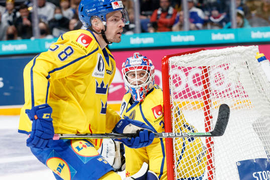 Lars Johansson and Anton Lander of Sweden