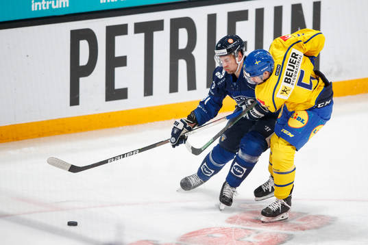 Iiro Pakarinen of Finland and Christian Djoos of Sweden