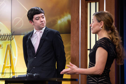 Programledare Makoto Asahara och Petra Thoren