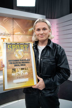 Emilia Larsson, Hammarby, poserar med pris Årets genombrott