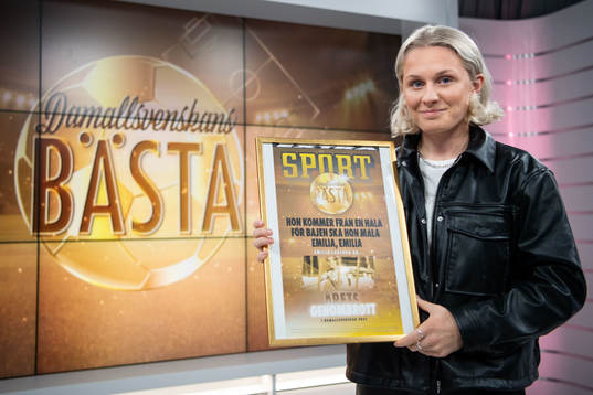 Emilia Larsson, Hammarby, poserar med pris Årets genombrott