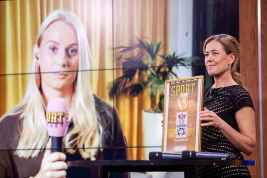 Petra Thoren tilldelar Stina Blackstenius, BK Häcken,