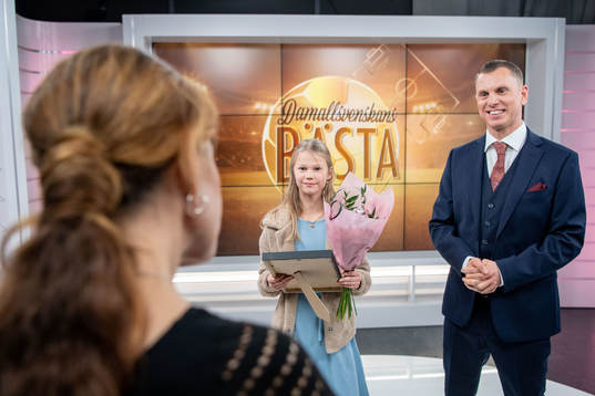 Isabella Sandström och Simon Sandström tar emot