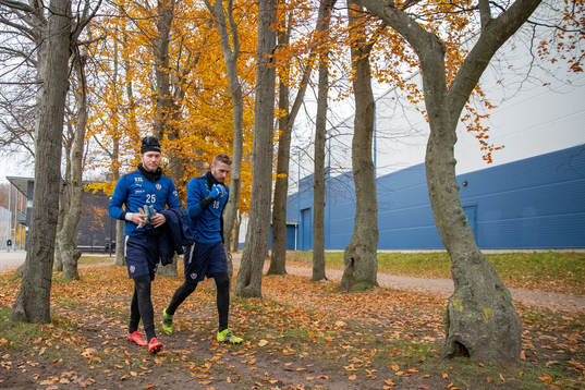 Kalle Joelsson och målvakt Alexander Nilsson