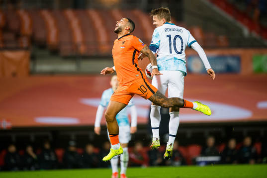 Memphis Depay of Netherlands and Martin Ødegaard of Norway