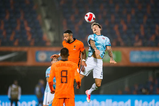 Memphis Depay of Netherlands and Mathias Normann of Norway