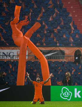 Memphis Depay of Netherlands celebrates