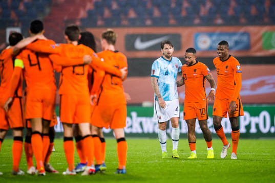 Stefan Strandberg of Norway with Memphis Depay and Denzel