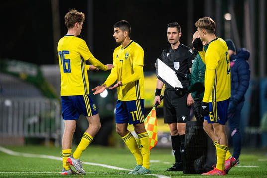 Williot Swedberg and Peter Amoran of Sweden change