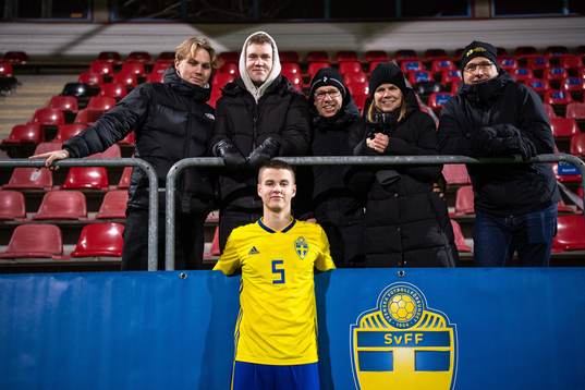 Samuel Dahl of Sweden pose for a picture with his family