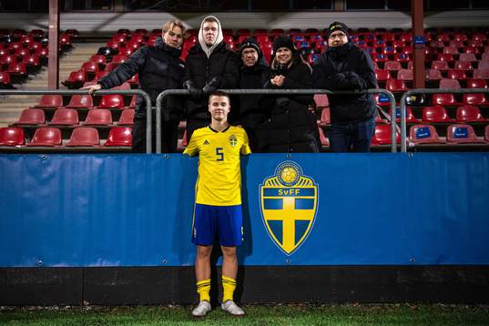 Samuel Dahl of Sweden pose for a picture with his family