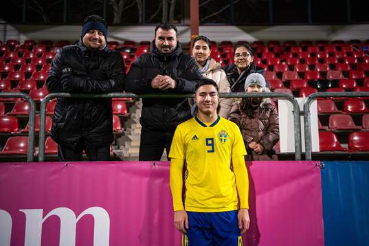 Jusef Qasem of Sweden pose for a picture with his family