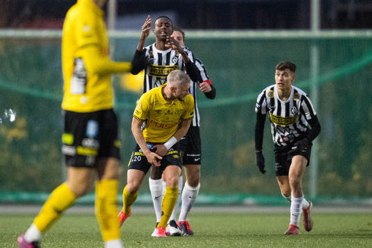 Elfsborgs Simon Strand och Landskronas Camil Jebara