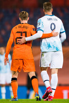 Frenkie de Jong of Netherlands and Alexander Sørloth of