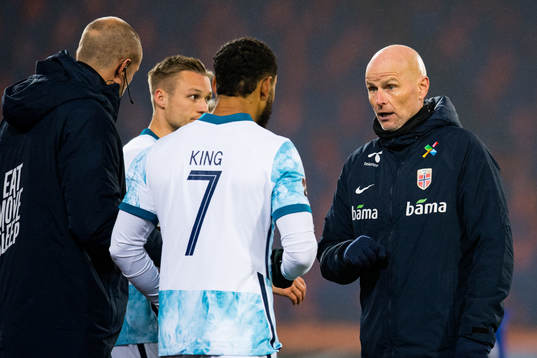 Joshua King and Ståle Solbakken, head coach of Norway