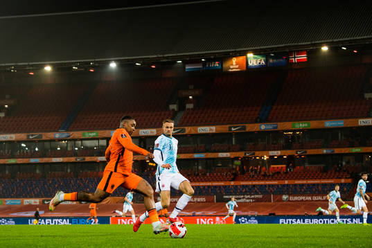 Steven Bergwijn of Netherlands and Stian Gregersen of Norway