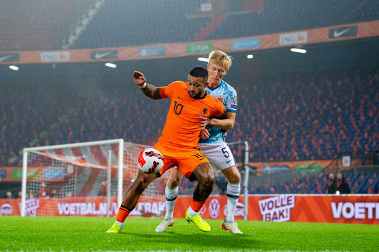 Memphis Depay of Netherlands and Birger Meling of Norway