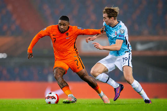 Steven Bergwijn of Netherlands and Kristian Thorstvedt of
