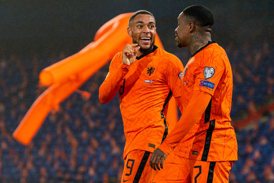 Steven Bergwijn of Netherlands celebrates with teammate