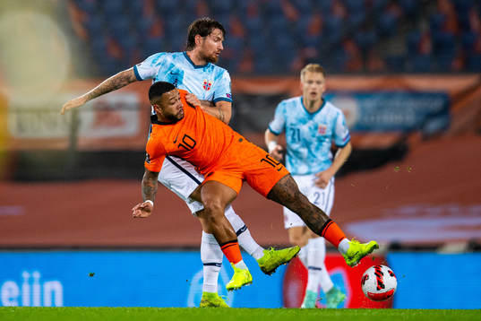 Stefan Strandberg of Norway and Memphis Depay of Netherlands