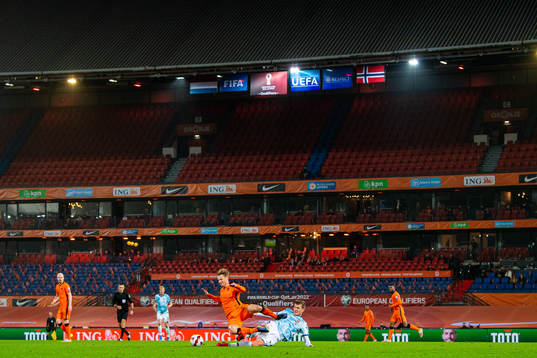 Frenkie de Jong of Netherlands and Alexander Sørloth of