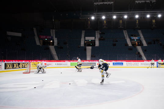 s målvakt Jonas Gunnarsson och Tyler Vesel innan