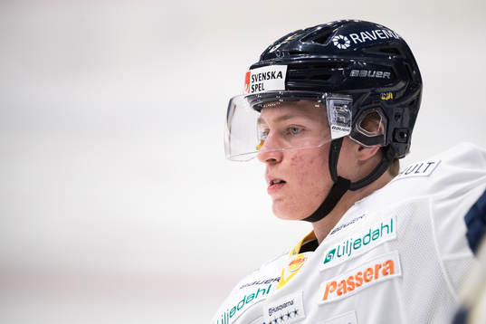 s Victor Sjöholm innan ishockeymatchen i Hockeyallsvenskan