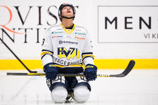 s Måns Lindbäck innan ishockeymatchen i Hockeyallsvenskan