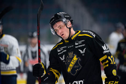 s Max Lindholm deppar
