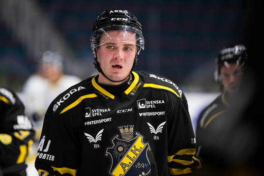 s Max Lindholm deppar