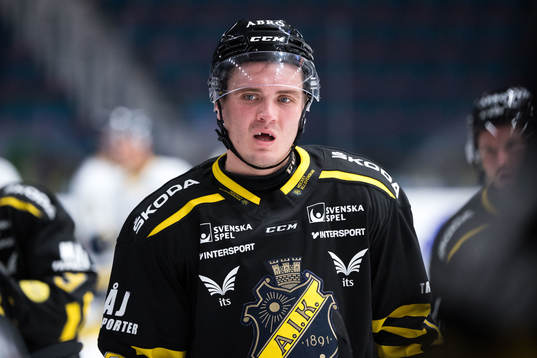 s Max Lindholm deppar