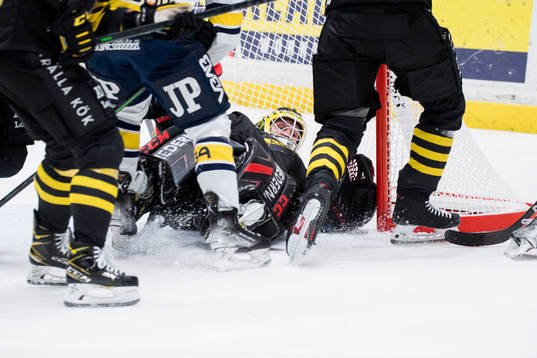 s målvakt Pavel Khomchenkoc