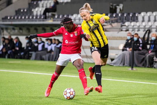 Christy Ucheibe of Benfica and Julia Karlernäs of Häcken