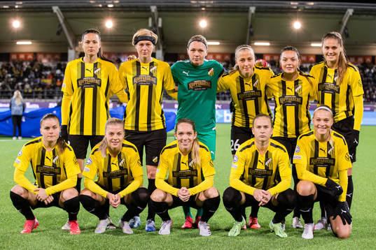The starting eleven of Häcken pose for a team photo ahead