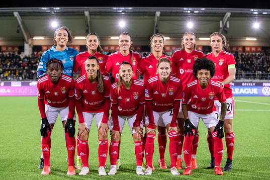The starting eleven of Benfica pose for a team photo ahead