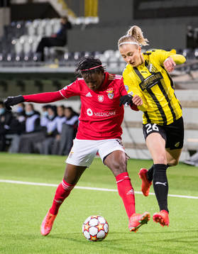 Christy Ucheibe of Benfica and Julia Karlernäs of Häcken