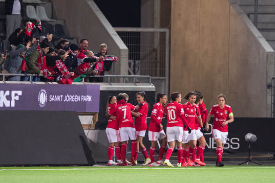Cloe Lacasse of Benfica celebrate the 0-1 goal