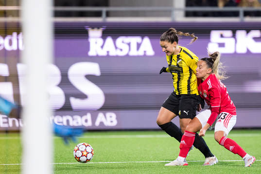 Johanna Rytting Kaneryd of Häcken and Lucia Alves of