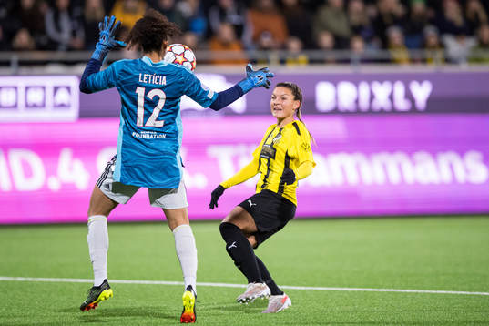 Johanna Rytting Kaneryd of Häcken and goalkeeper Leticia