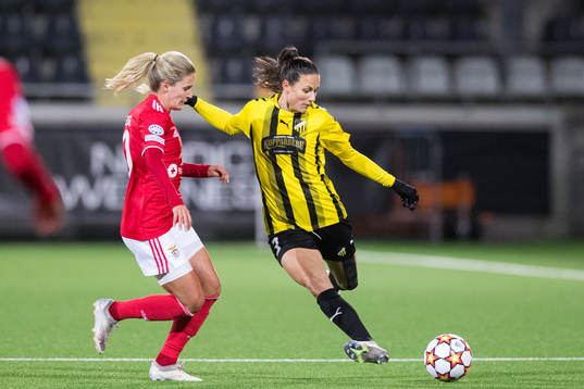 Cloe Lacasse of Benfica and Beata Kollmats  of Häcken