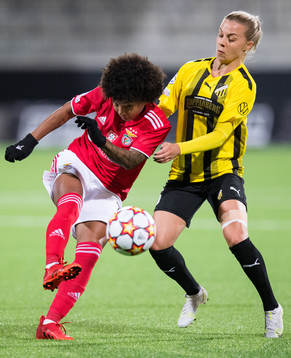 Valeria Silva of Benfica and Lotta Ökvist of Häcken