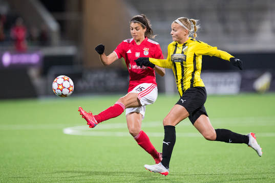 Carole Costa of Benfica and Stine Larsen of Häcken