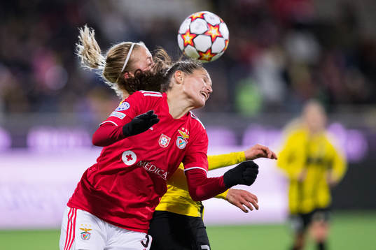 Ana Rita Seica of Benfica and Julia Karlernäs of Häcken