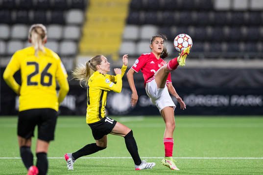 Elin Rubensson of Häcken and Francisca Nazareth of Benfica